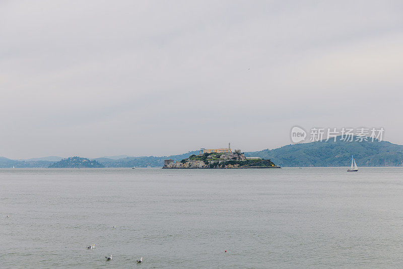 加州旧金山的恶魔岛(Alcatraz Island):岛上恶魔岛监狱的4k视频片段，背景是美国旧金山市的山丘